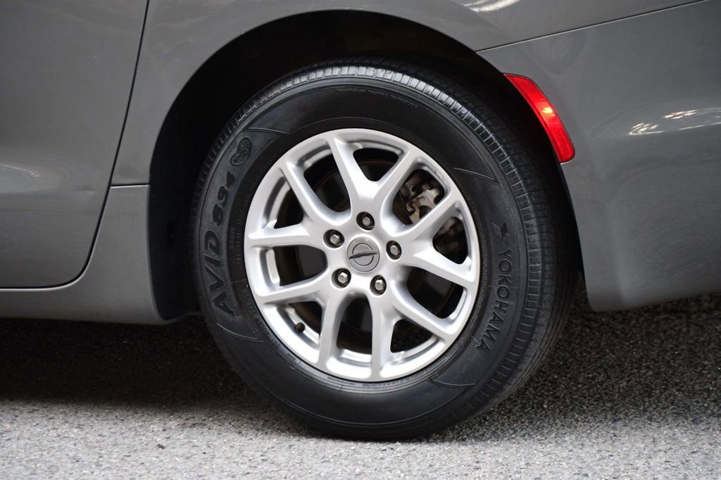 Used 2022 Chrysler Pacifica Touring-L image 12