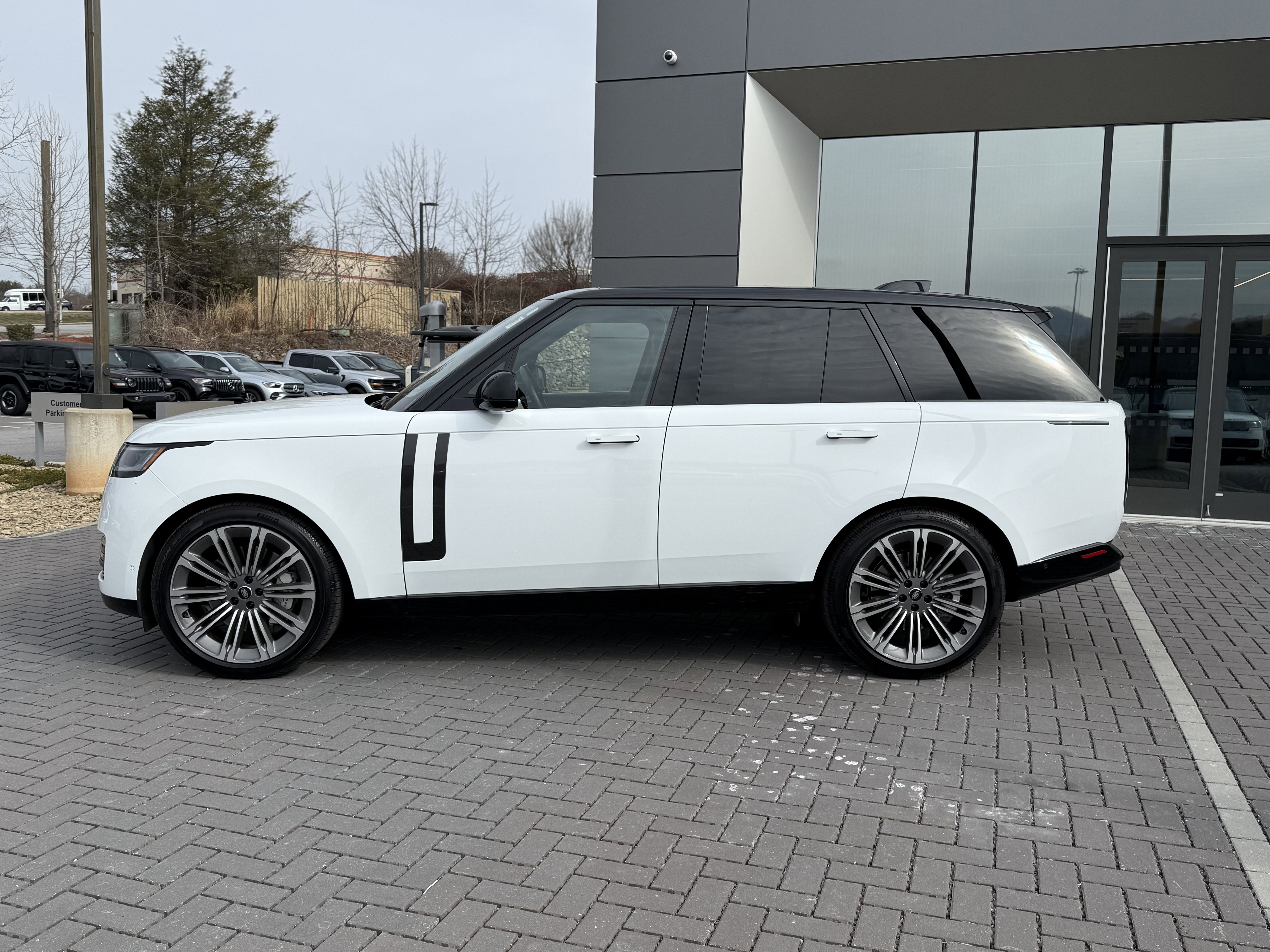 Certified 2025 Land Rover Range Rover SE image 9