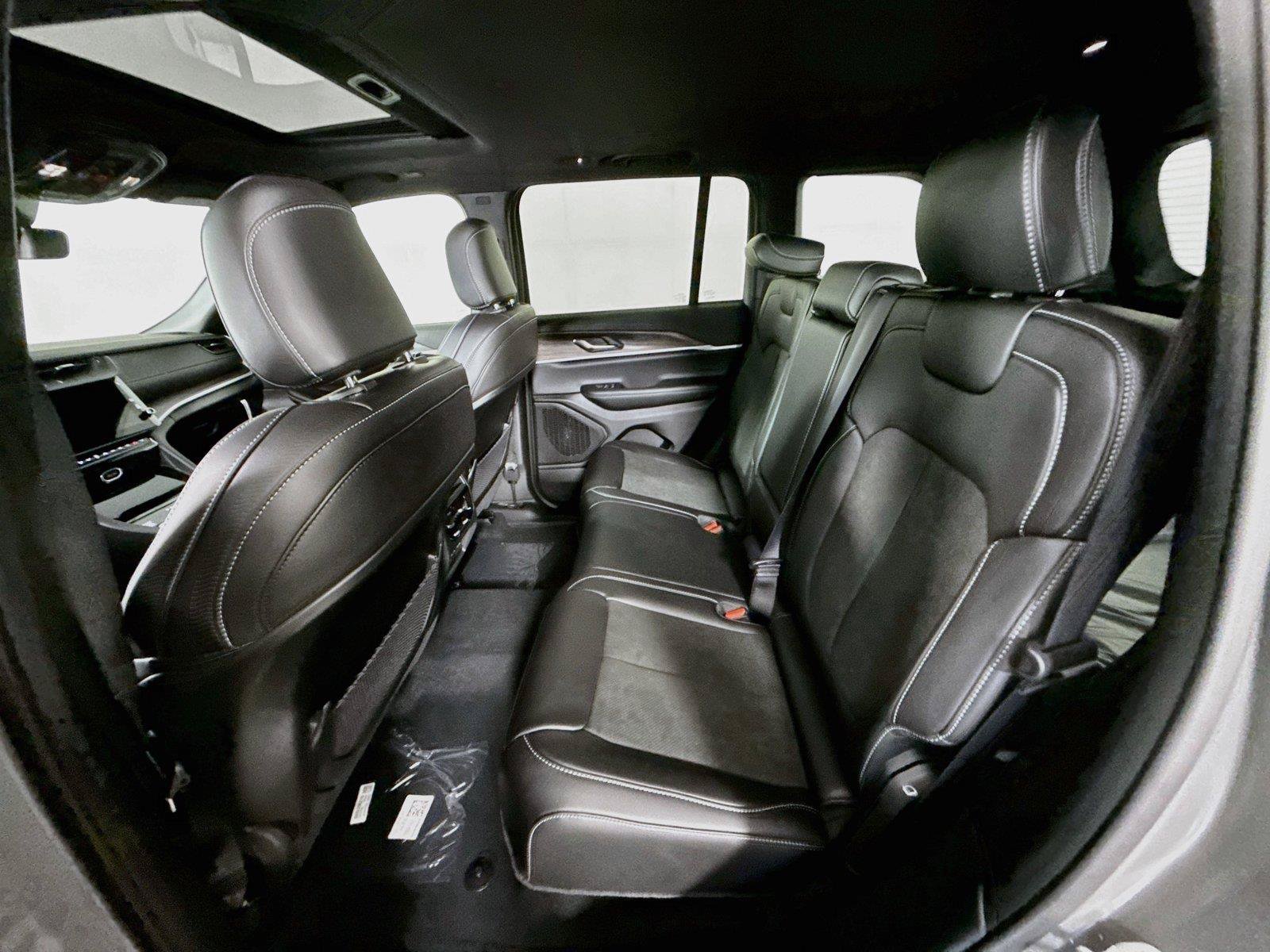 New 2027 Jeep Grand Cherokee Altitude AWD/4WD image 18
