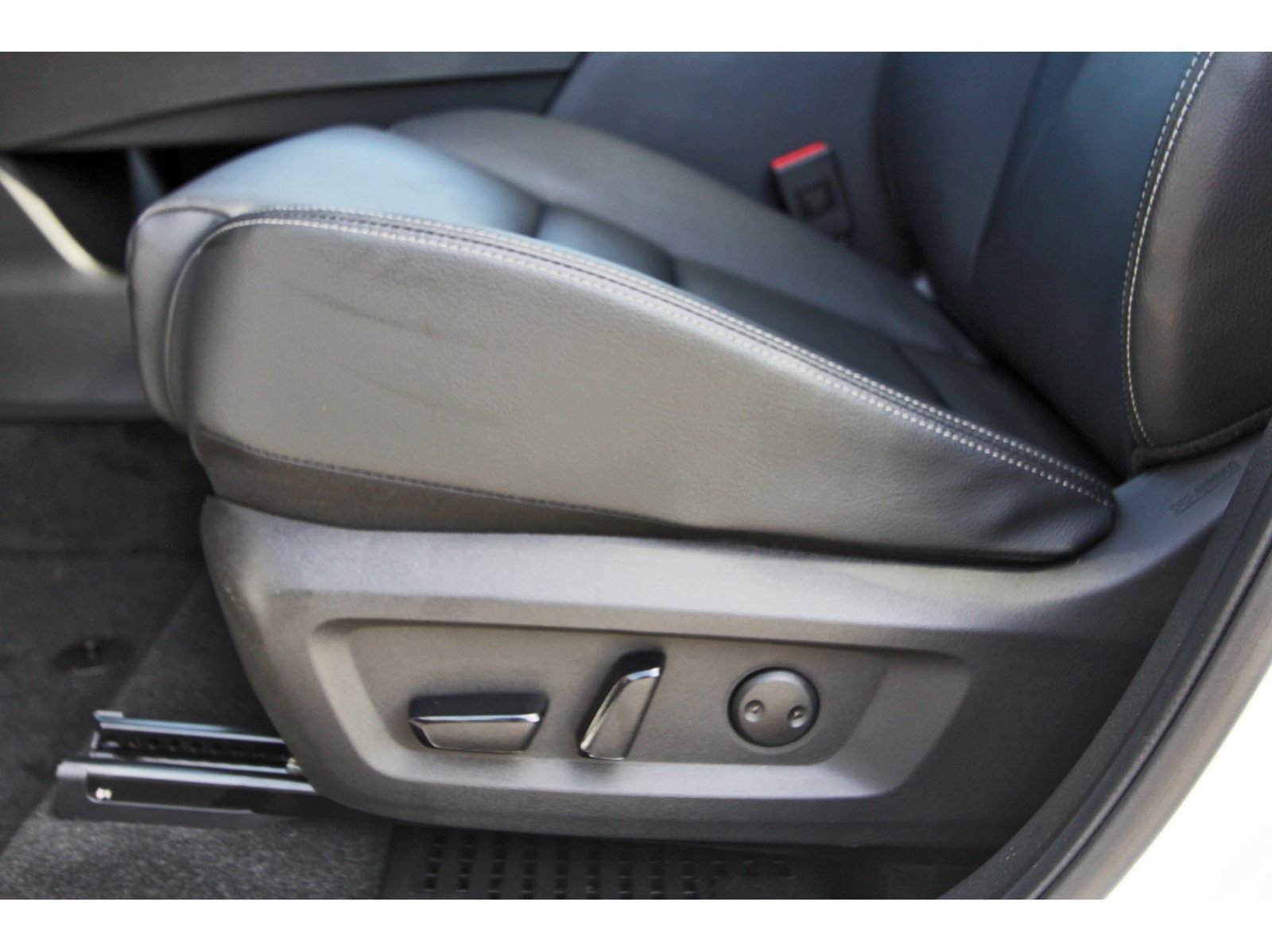 Certified 2025 Nissan Rogue SL w/ SL Premium Package FWD image 31