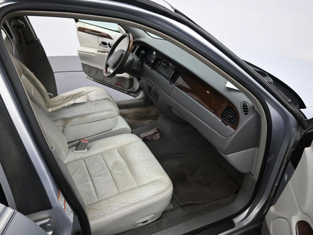 Used 2002 Lincoln Town Car Signature image 30