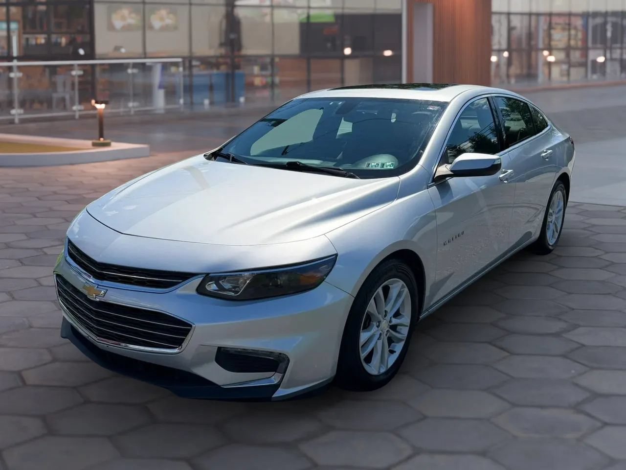 Used 2018 Chevrolet Malibu LT FWD image 6