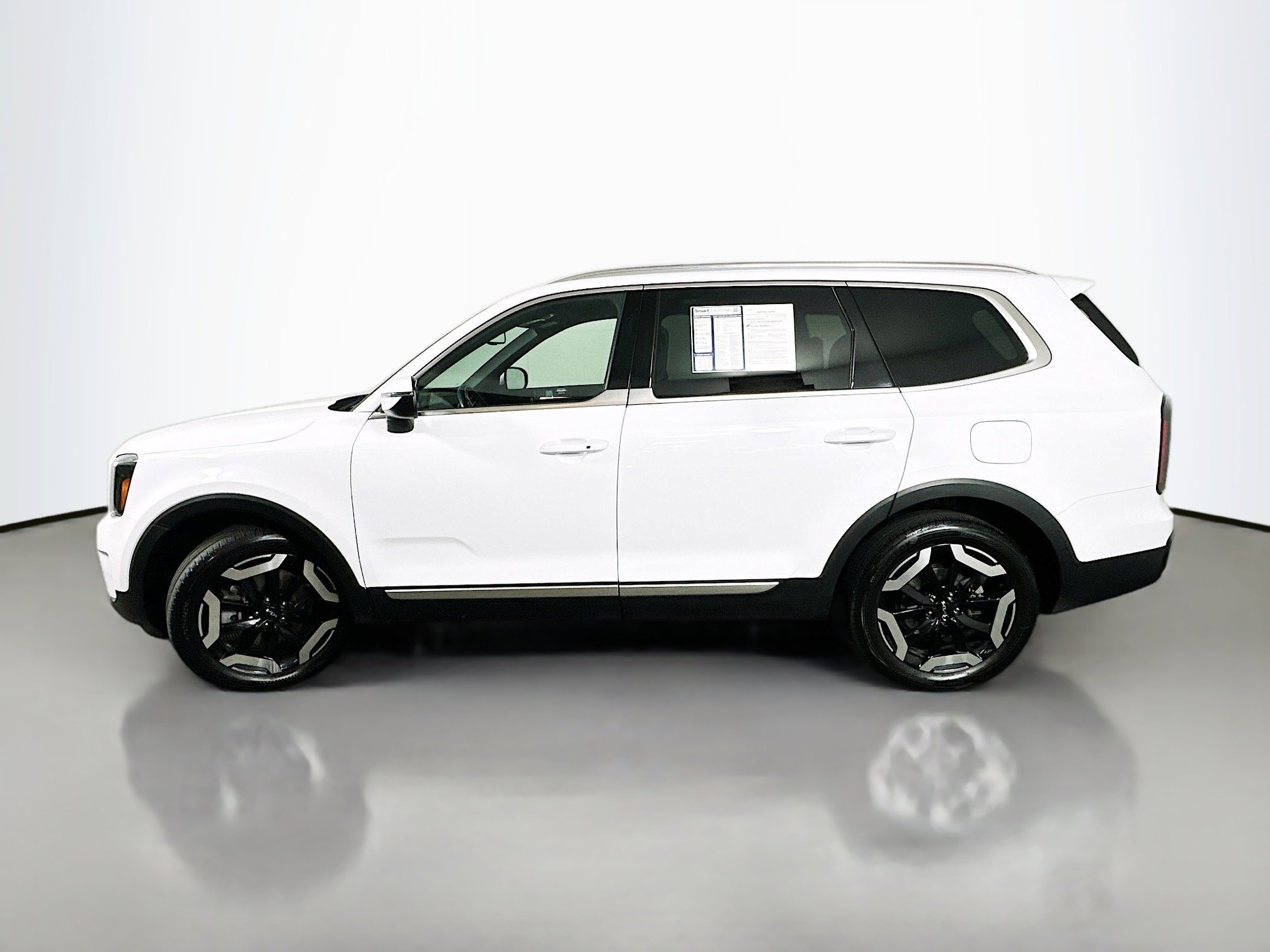 Used 2023 Kia Telluride EX w/ EX Captain's Chair Package image 4