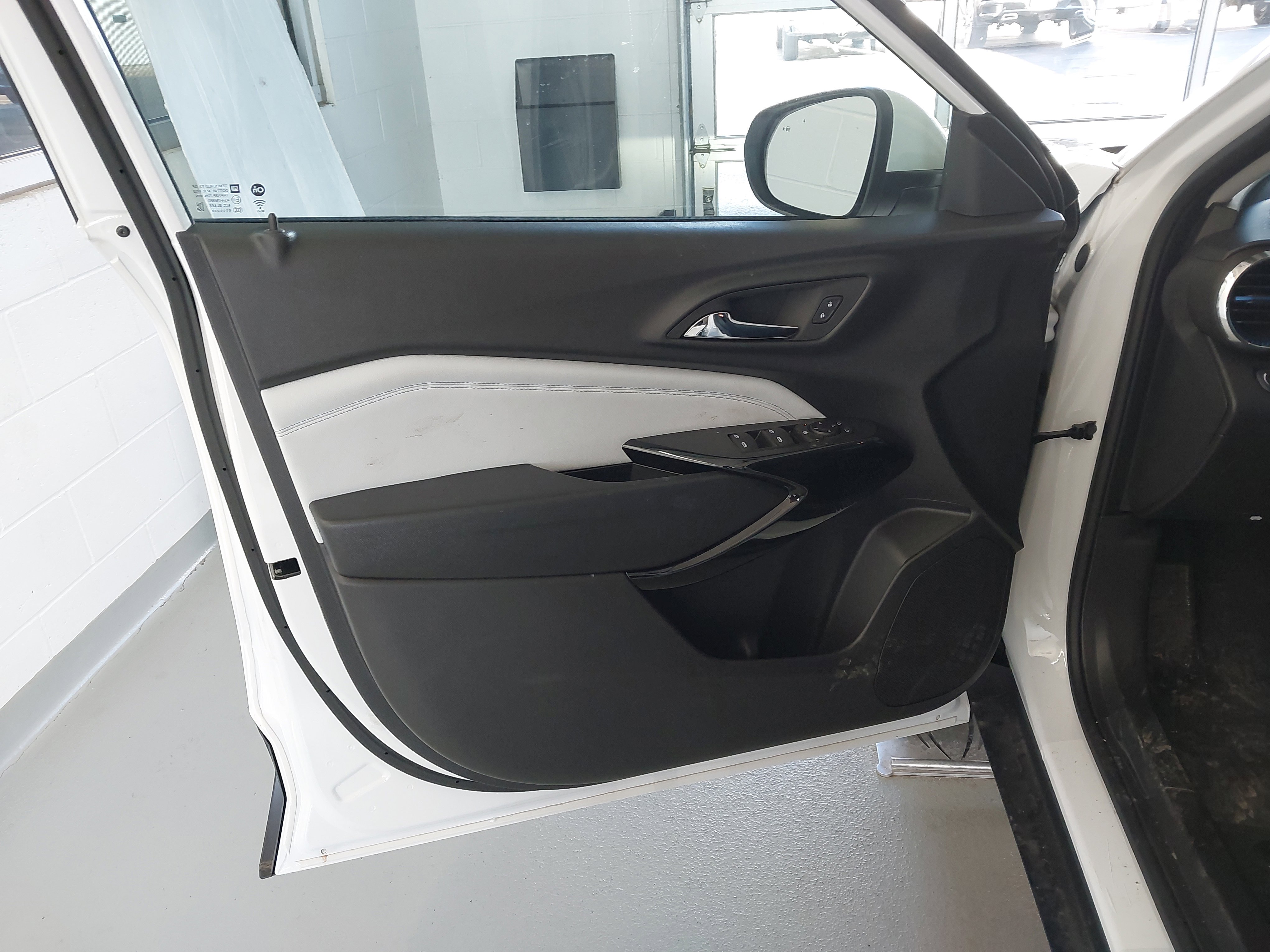 Used 2025 Chevrolet Trax LT w/ Driver Confidence Package image 25