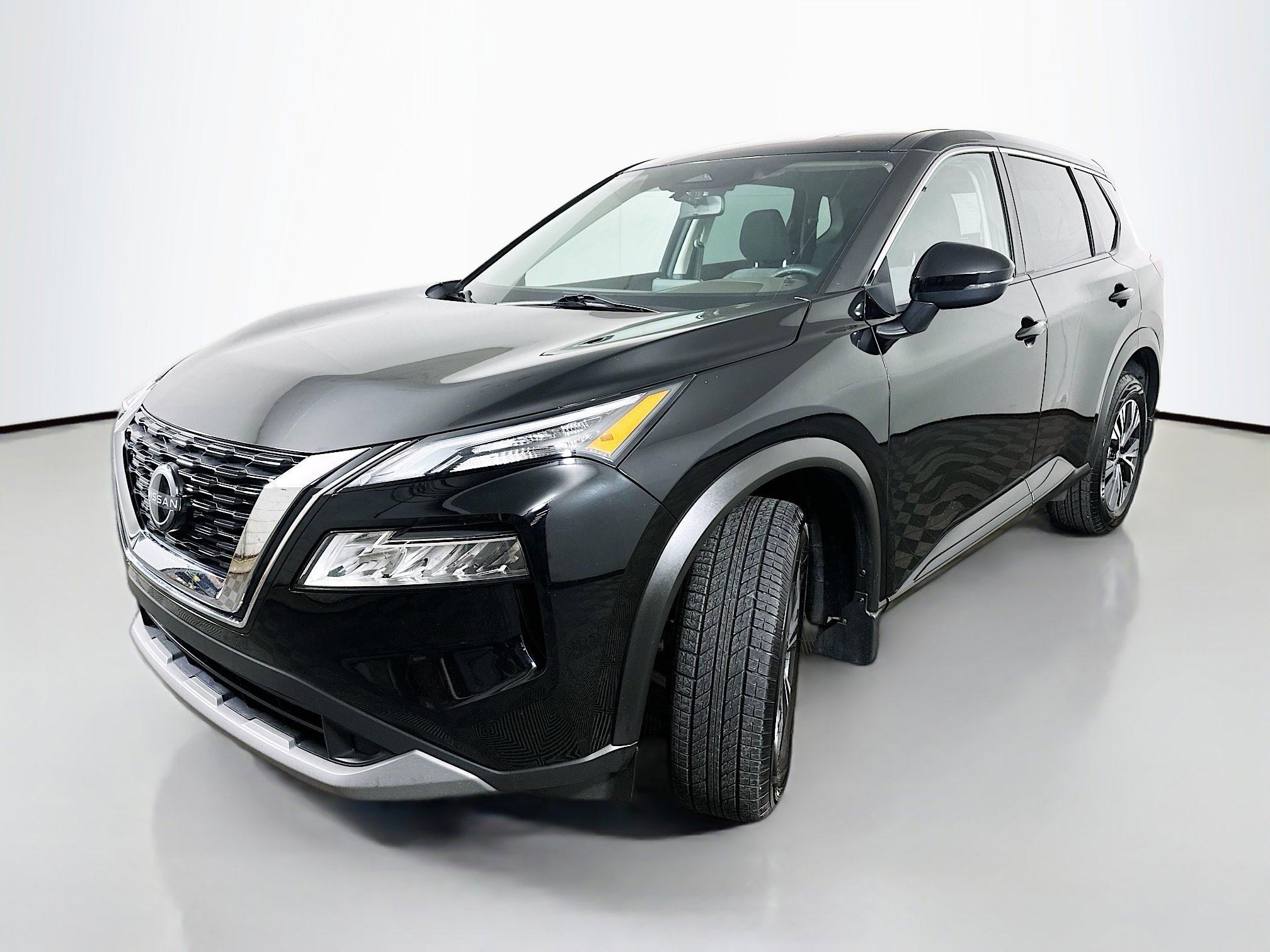 Used 2023 Nissan Rogue SV image 3