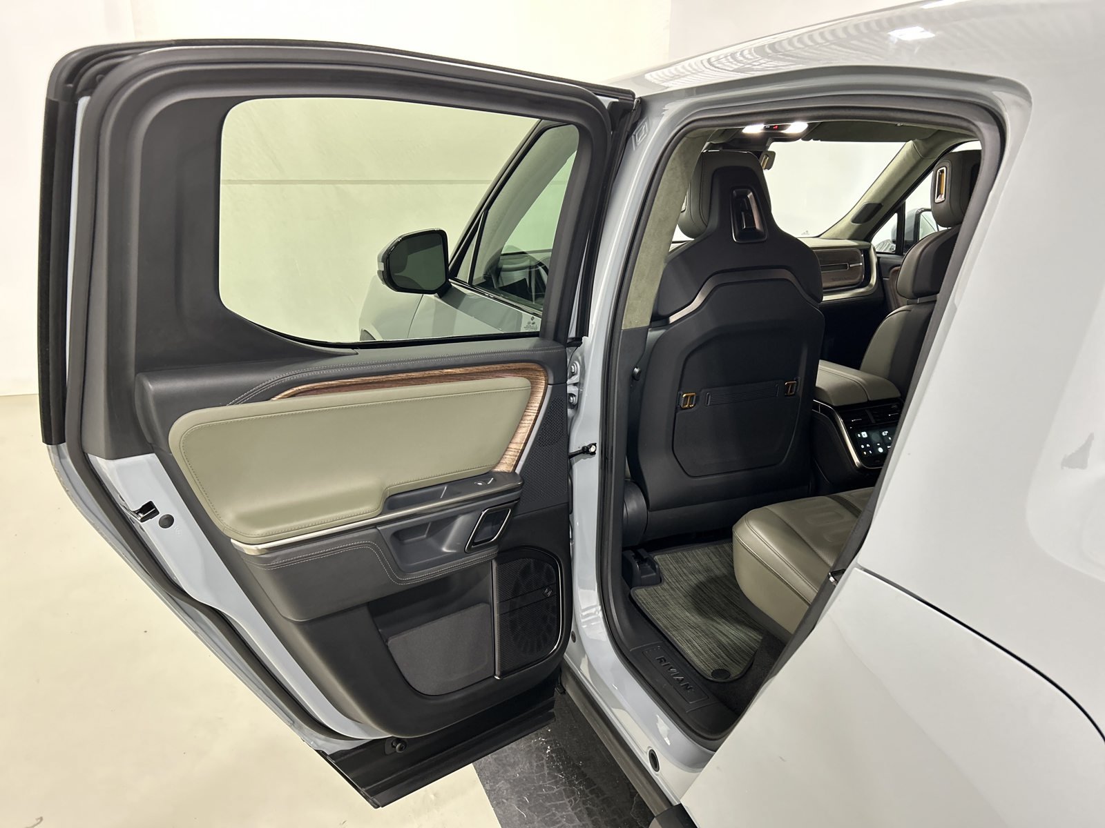 Used 2023 Rivian R1T Adventure Quad AWD/4WD image 17