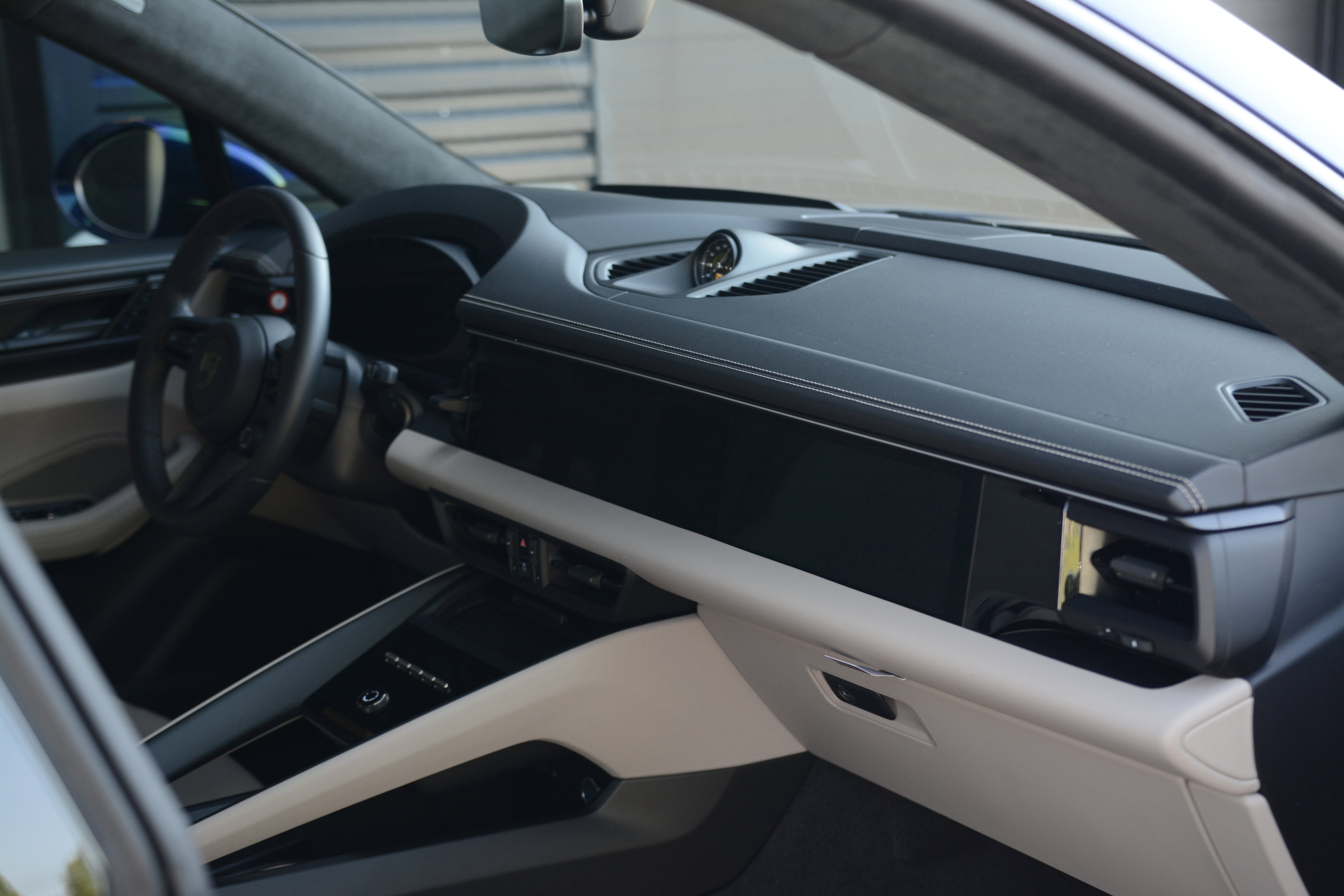 Certified 2025 Porsche Macan Turbo Electric AWD/4WD image 26