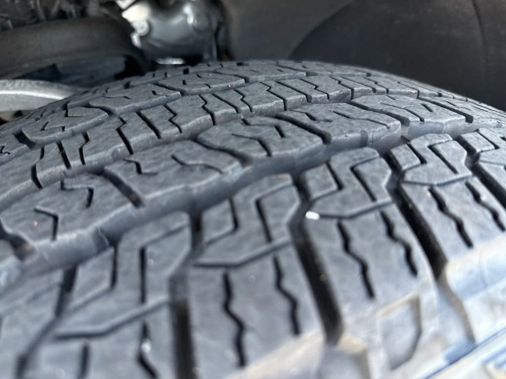 Used 2025 GMC Yukon AT4 w/ AT4 Premium Package image 29