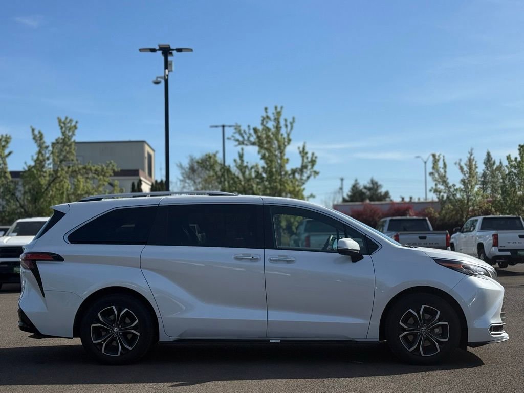 Used 2025 Toyota Sienna Platinum image 6