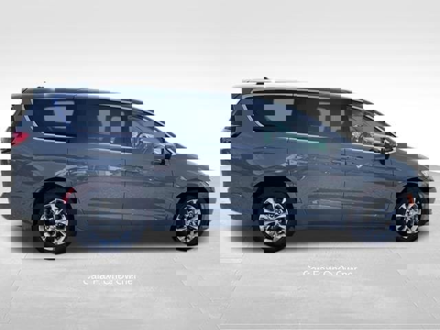 Used 2023 Chrysler Pacifica Touring-L image 6