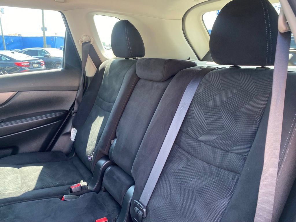 Used 2016 Nissan Rogue SV AWD/4WD image 16