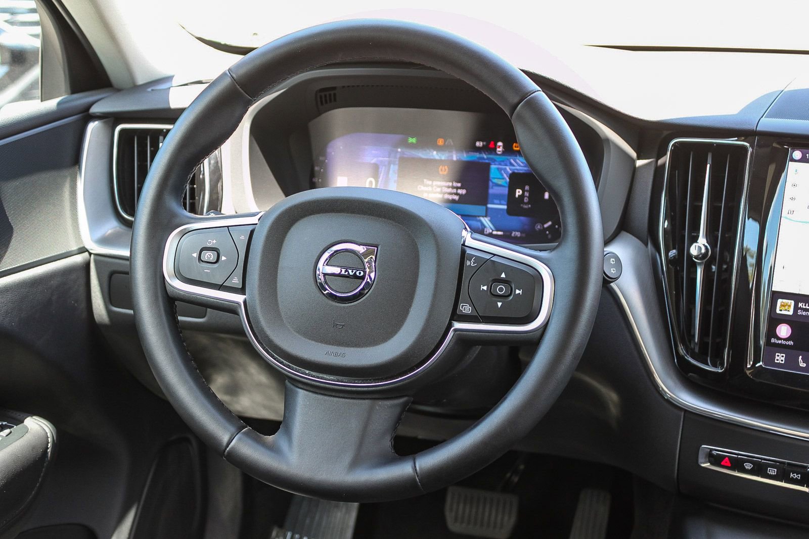 Used 2025 Volvo XC60 B5 Core AWD/4WD image 16