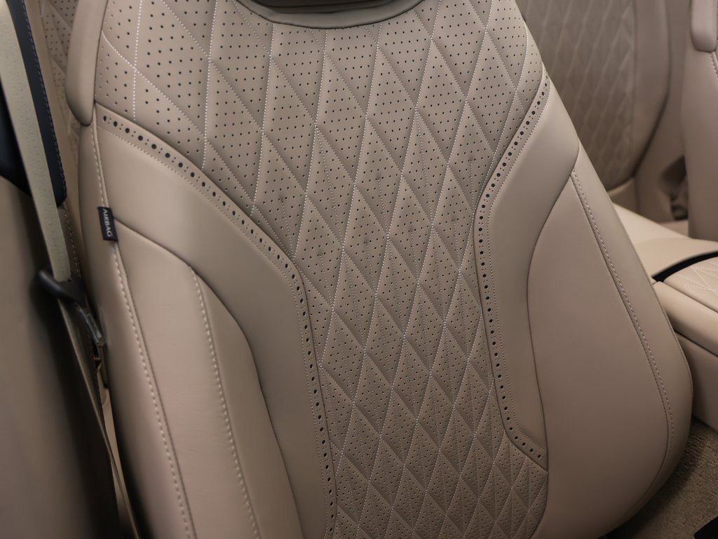 Used 2024 Aston Martin DB12 Convertible image 23