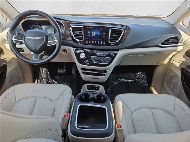 Used 2017 Chrysler Pacifica Touring-L Plus image 18