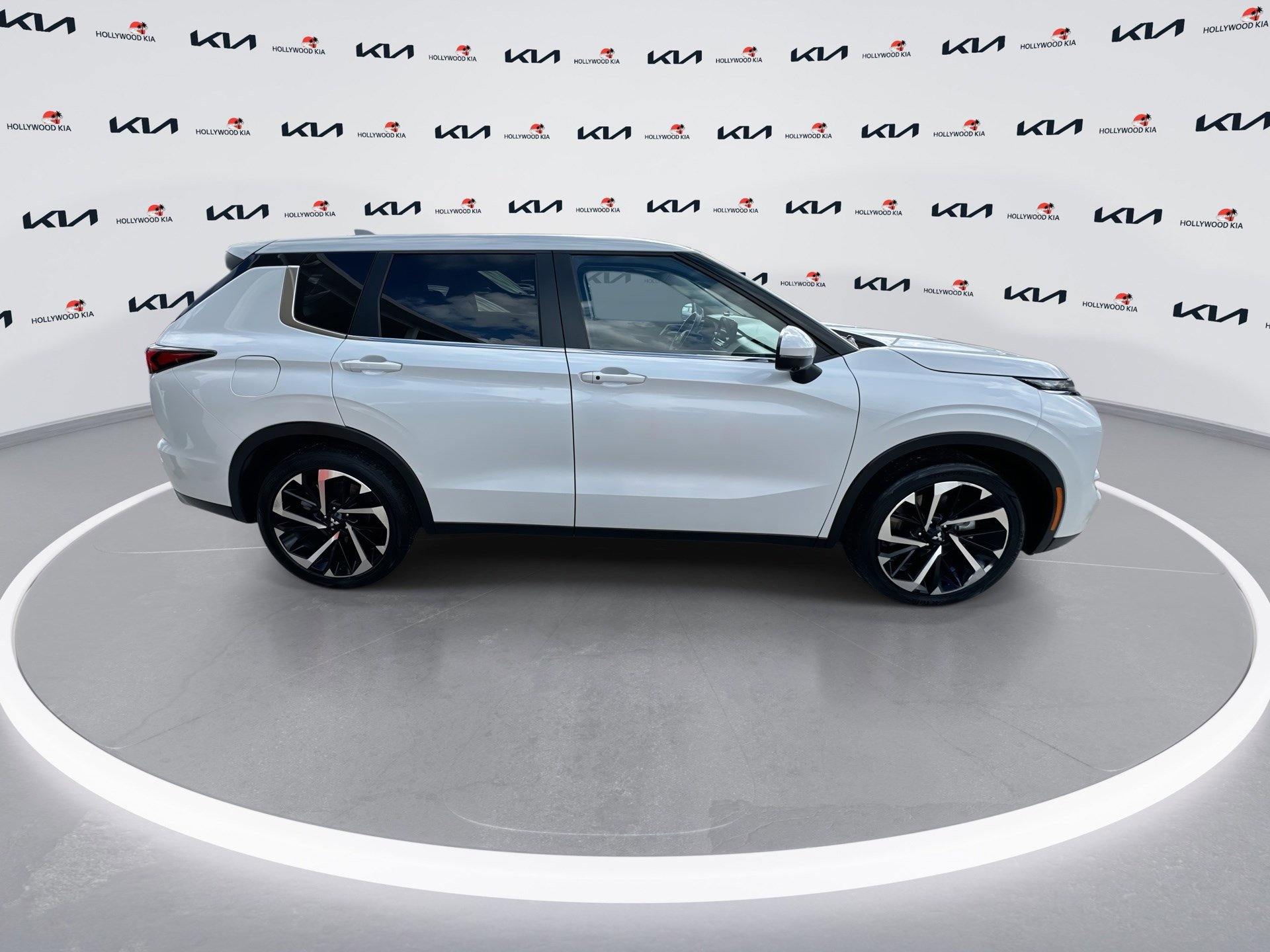 Used 2024 Mitsubishi Outlander SE Black Edition image 9