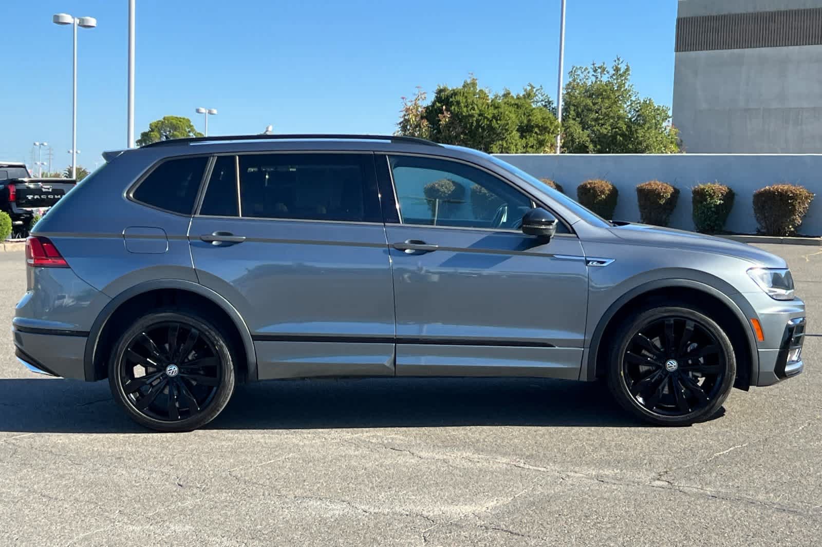 Used 2021 Volkswagen Tiguan SE R-Line FWD image 6