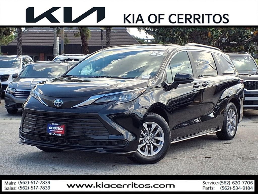 Used 2025 Toyota Sienna LE image 1