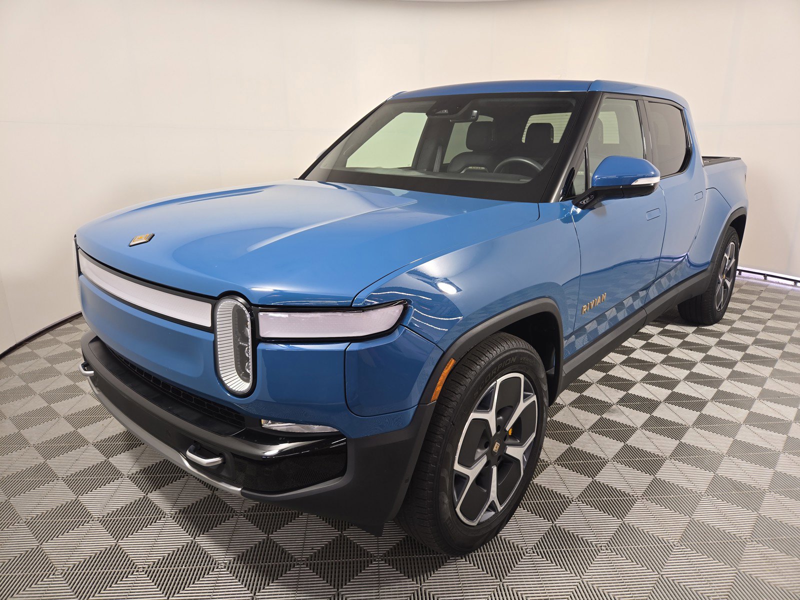 Used 2022 Rivian R1T Adventure image 1
