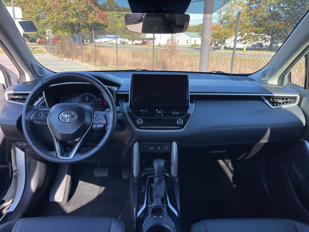 Certified 2025 Toyota Corolla Cross XLE image 8