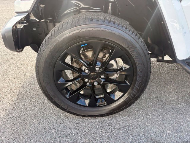Used 2022 Jeep Wrangler Unlimited Sahara AWD/4WD image 13