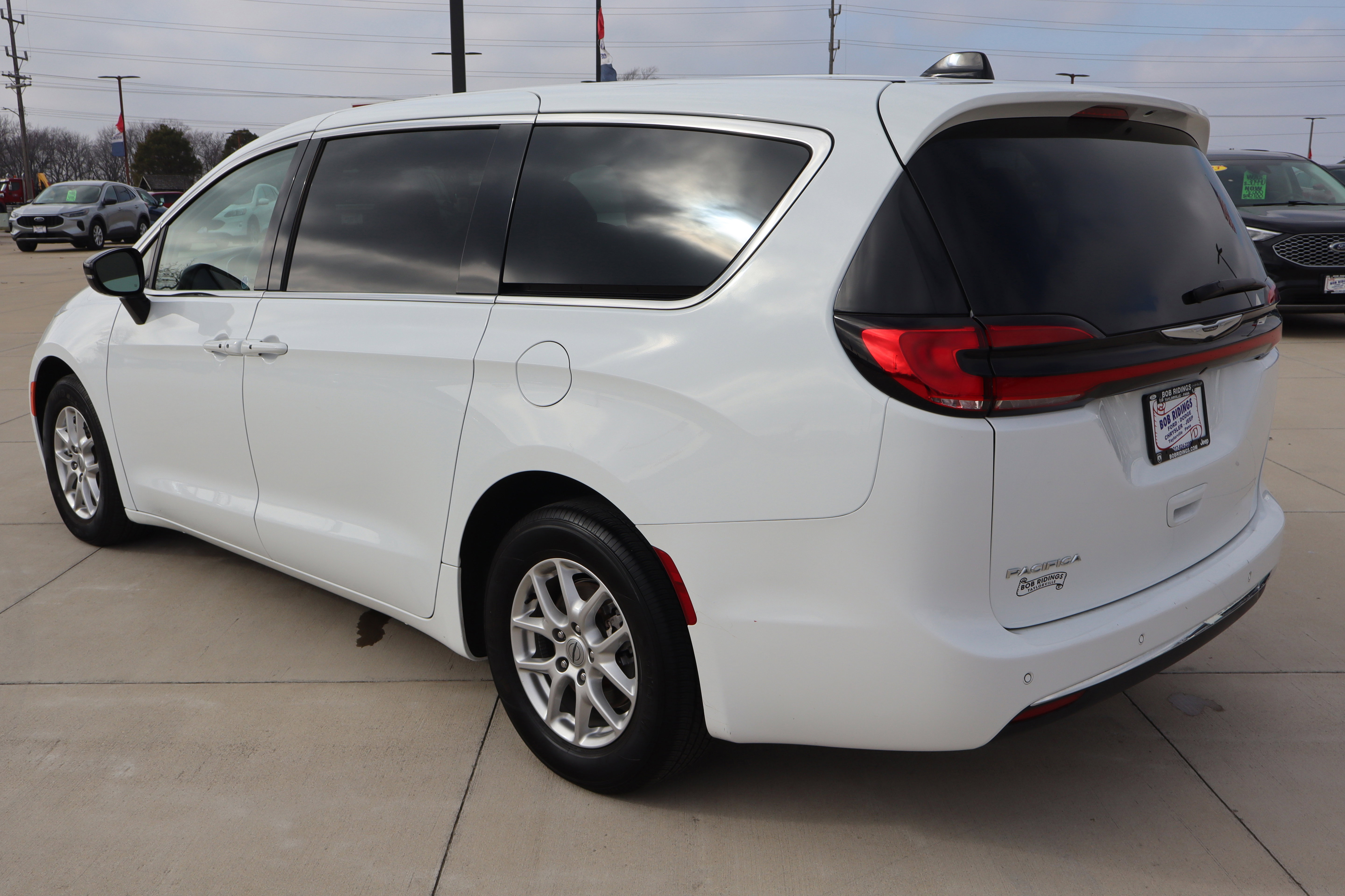 Used 2024 Chrysler Pacifica Touring-L image 8