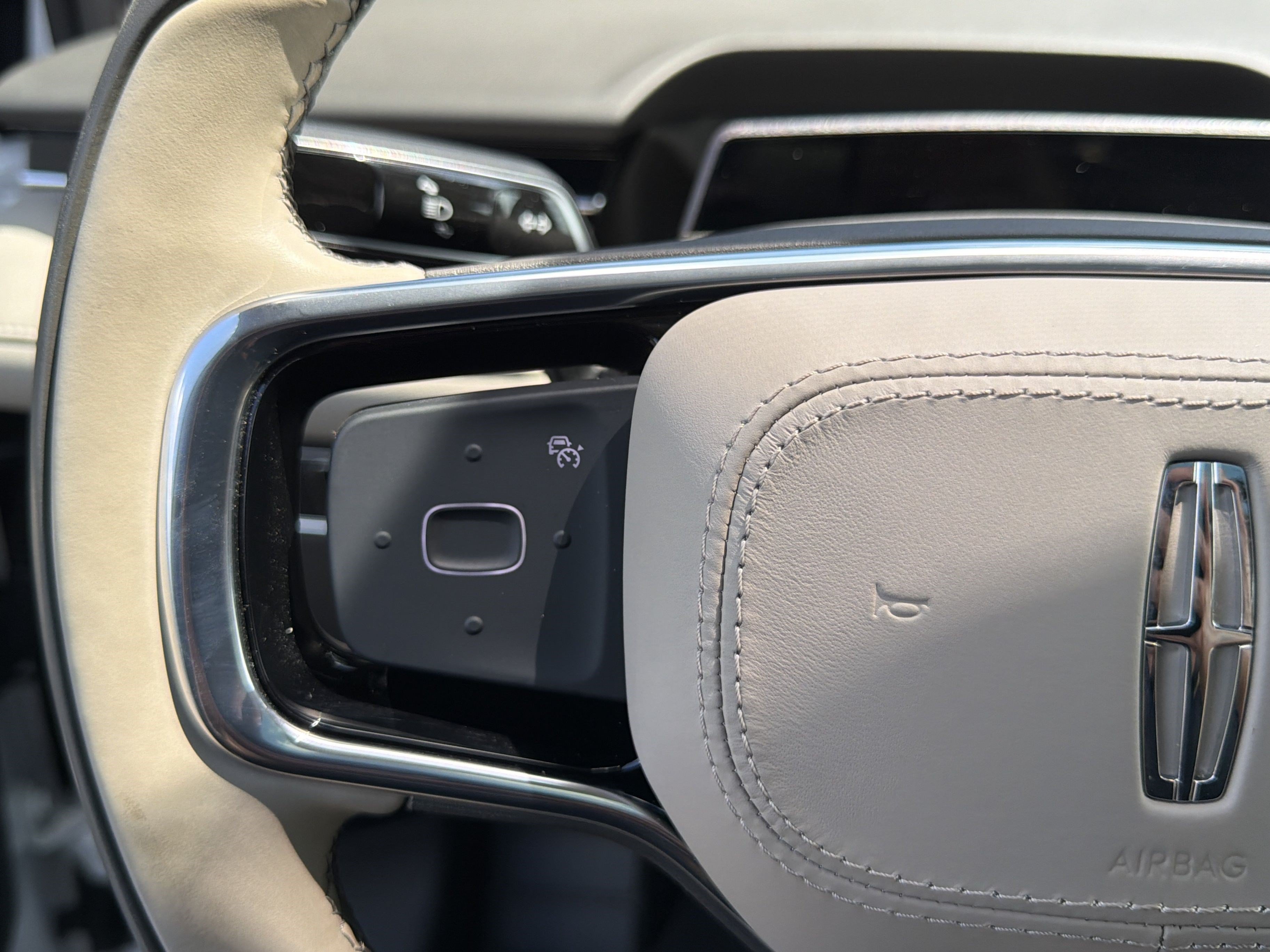 Used 2025 Lincoln Nautilus Reserve AWD/4WD image 33