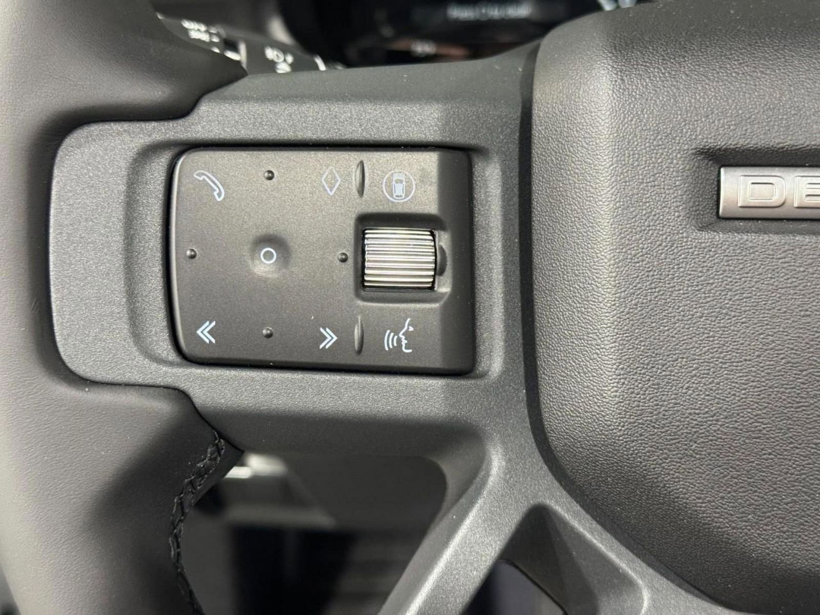 New 2026 Land Rover Defender 130 X-Dynamic SE image 30