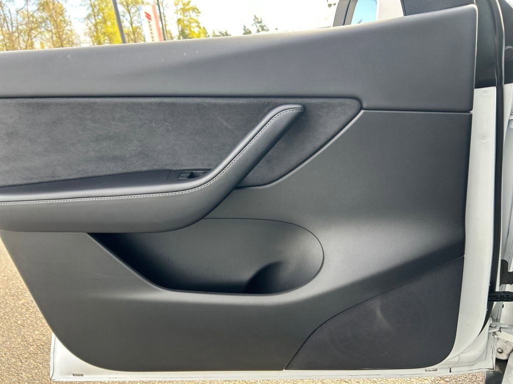 Used 2021 Tesla Model Y Long Range AWD/4WD image 22