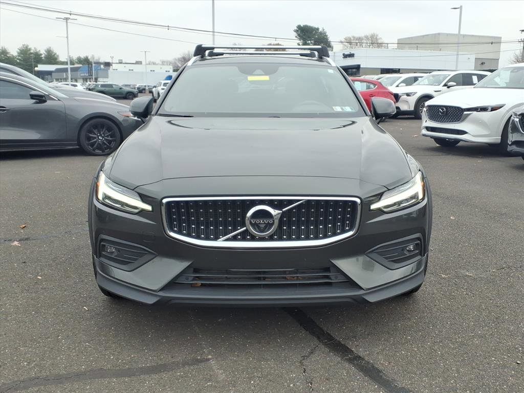 Used 2021 Volvo V60 T5 Cross Country image 9
