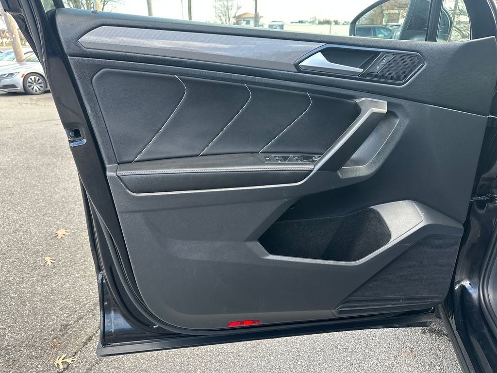 Used 2022 Volkswagen Tiguan SE w/ Panoramic Sunroof Package image 5