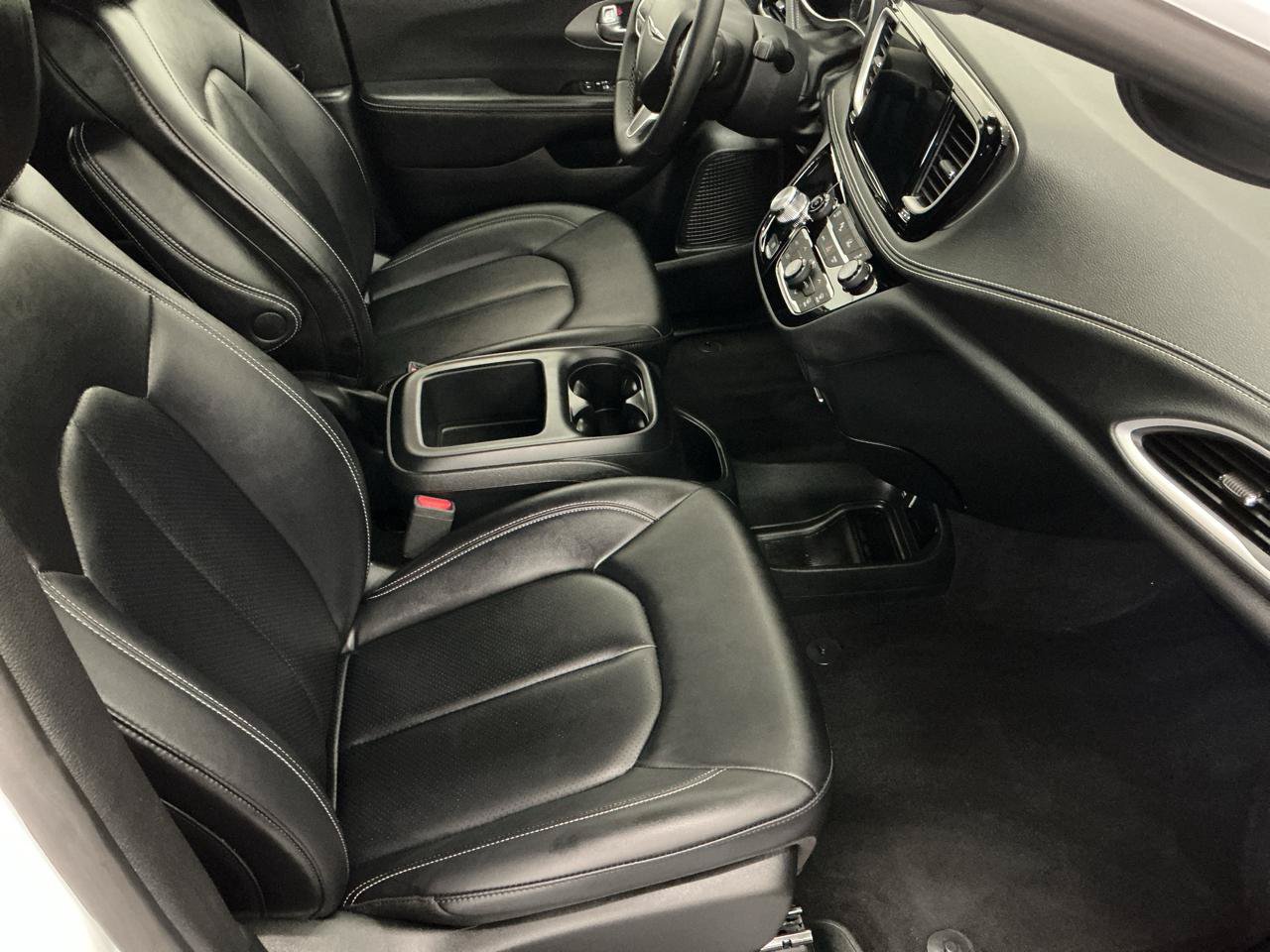 Used 2025 Chrysler Pacifica Select FWD image 14
