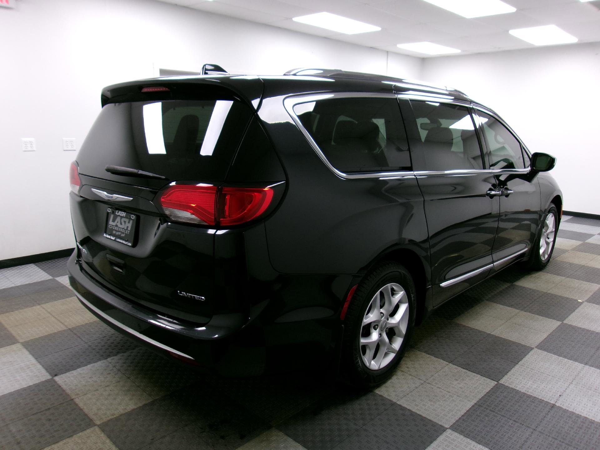 Used 2020 Chrysler Pacifica Limited image 17