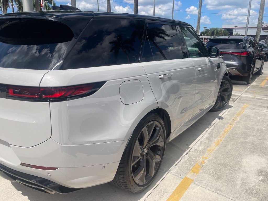 Used 2024 Land Rover Range Rover Sport Dynamic SE AWD/4WD image 4