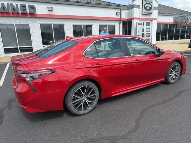 Used 2021 Toyota Camry SE w/ Cold Weather Package image 12