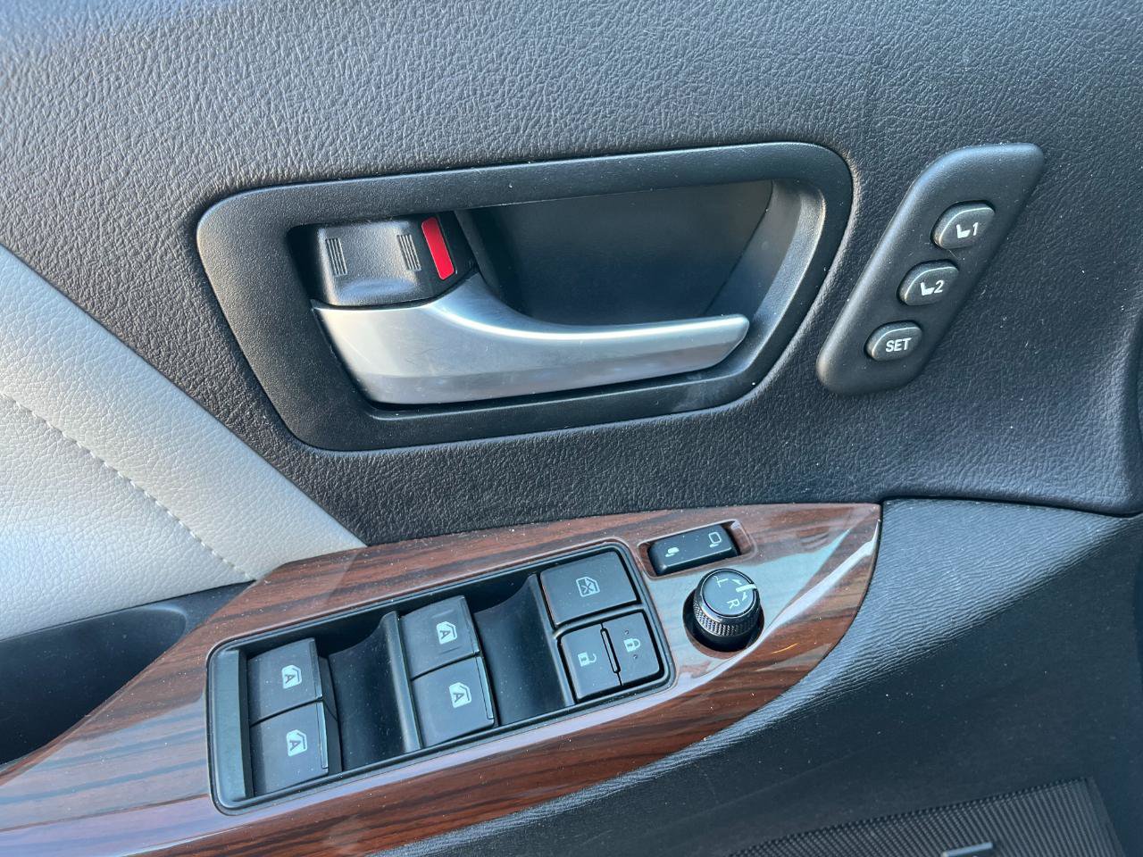 Used 2015 Toyota Sienna Limited FWD image 28