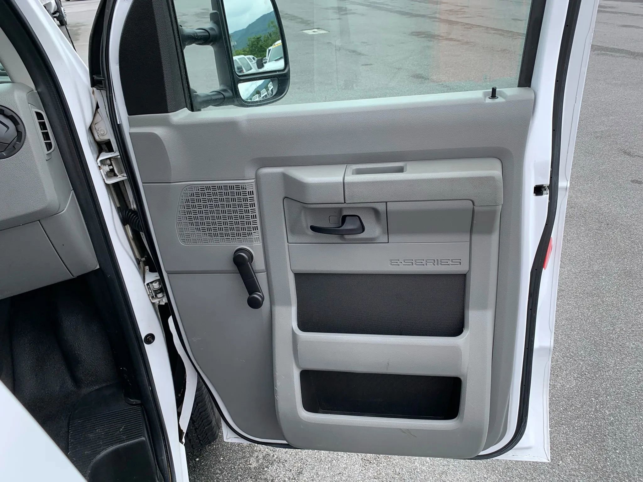 Used 2013 Ford E-350 and Econoline 350 Super Duty image 22