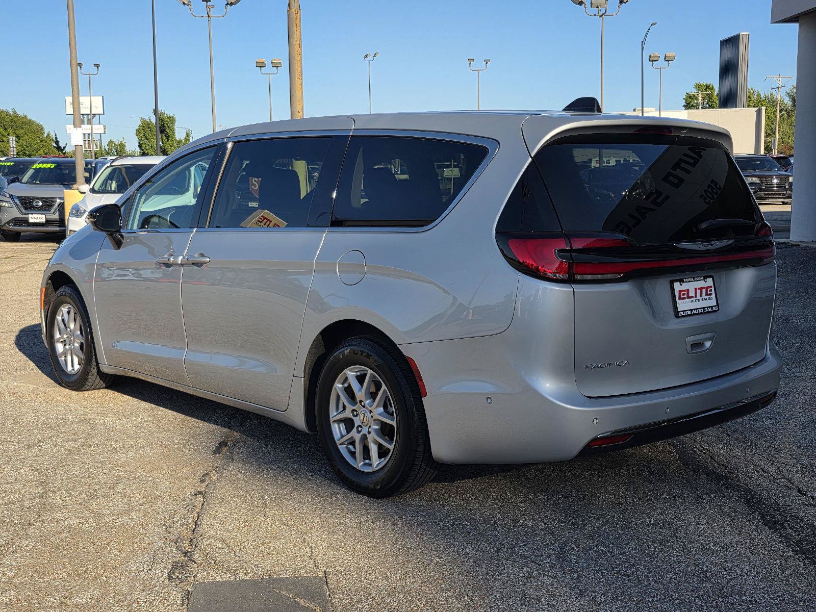 Used 2024 Chrysler Pacifica Touring-L FWD image 7