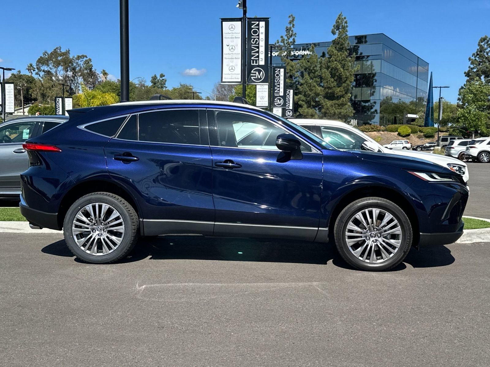 Used 2024 Toyota Venza XLE AWD/4WD image 2