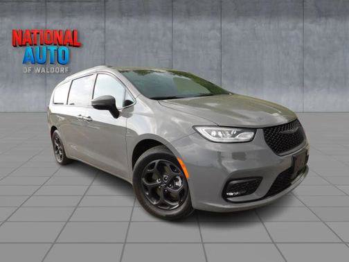 Used 2023 Chrysler Pacifica Touring-L w/ Uconnect Theater Family Group
