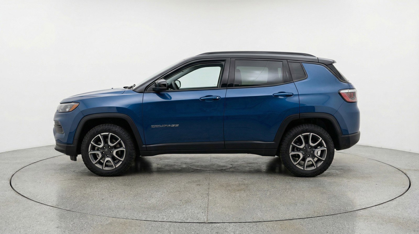 Used 2025 Jeep Compass Trailhawk image 5