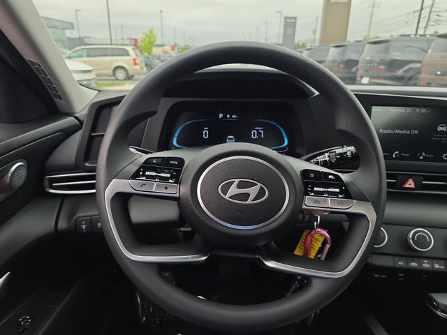 Used 2025 Hyundai Elantra SE FWD image 14