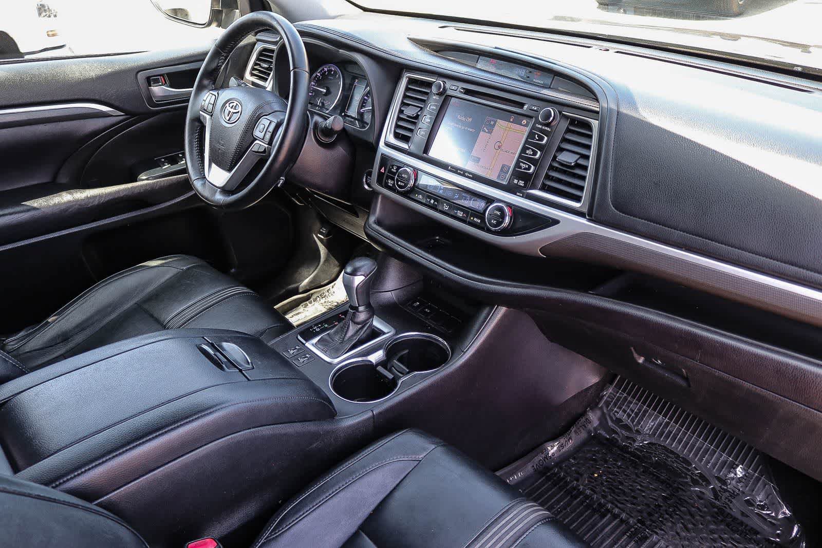 Used 2018 Toyota Highlander SE FWD image 16