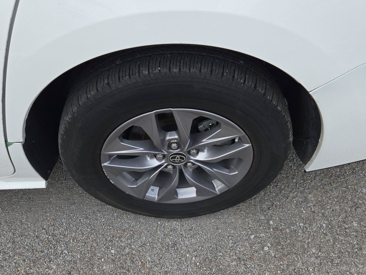 Used 2024 Toyota Sienna LE AWD/4WD image 11