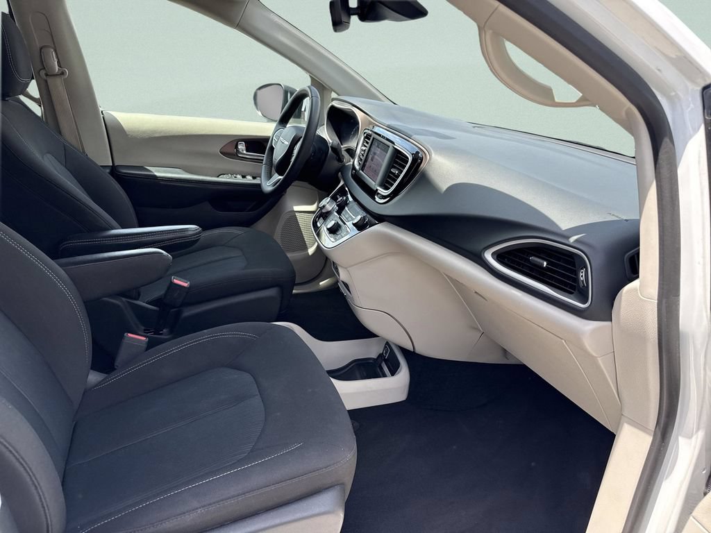 Used 2023 Chrysler Voyager LX FWD image 18