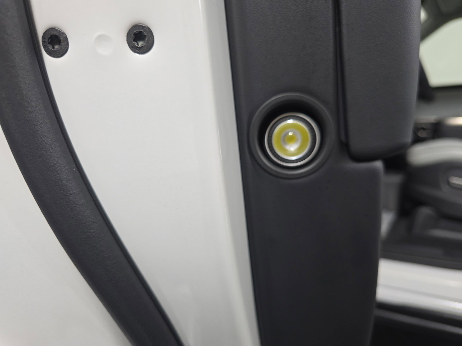 Used 2024 Rivian R1S Adventure AWD/4WD image 32