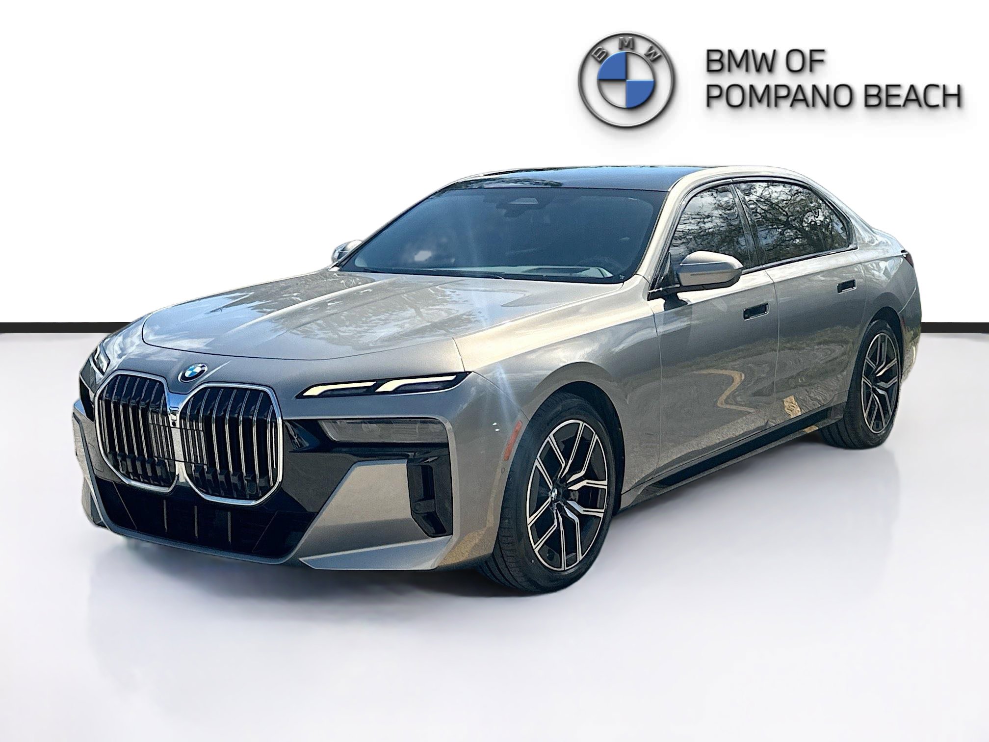 Used 2023 BMW 740i w/ Parking Assistance Package image 3