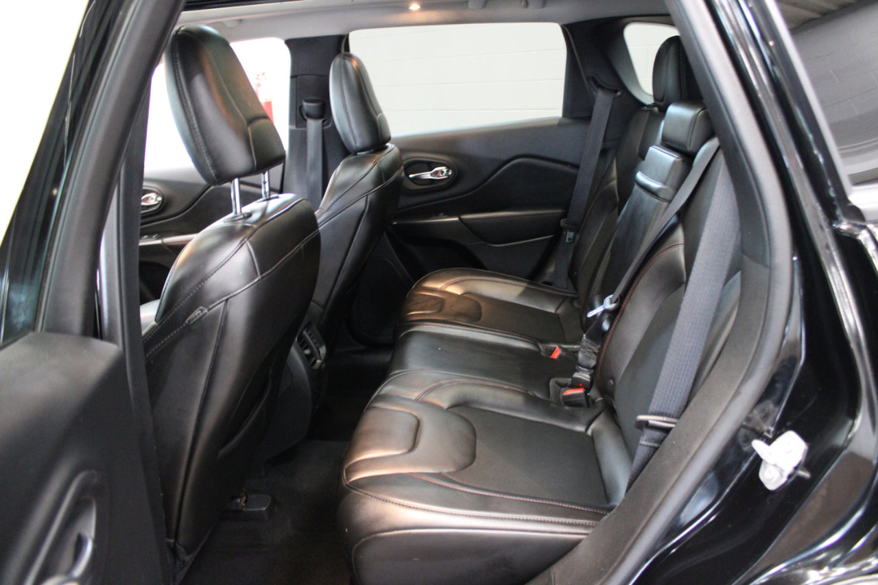 Used 2019 Jeep Cherokee Trailhawk w/ Comfort & Convenience Group image 13