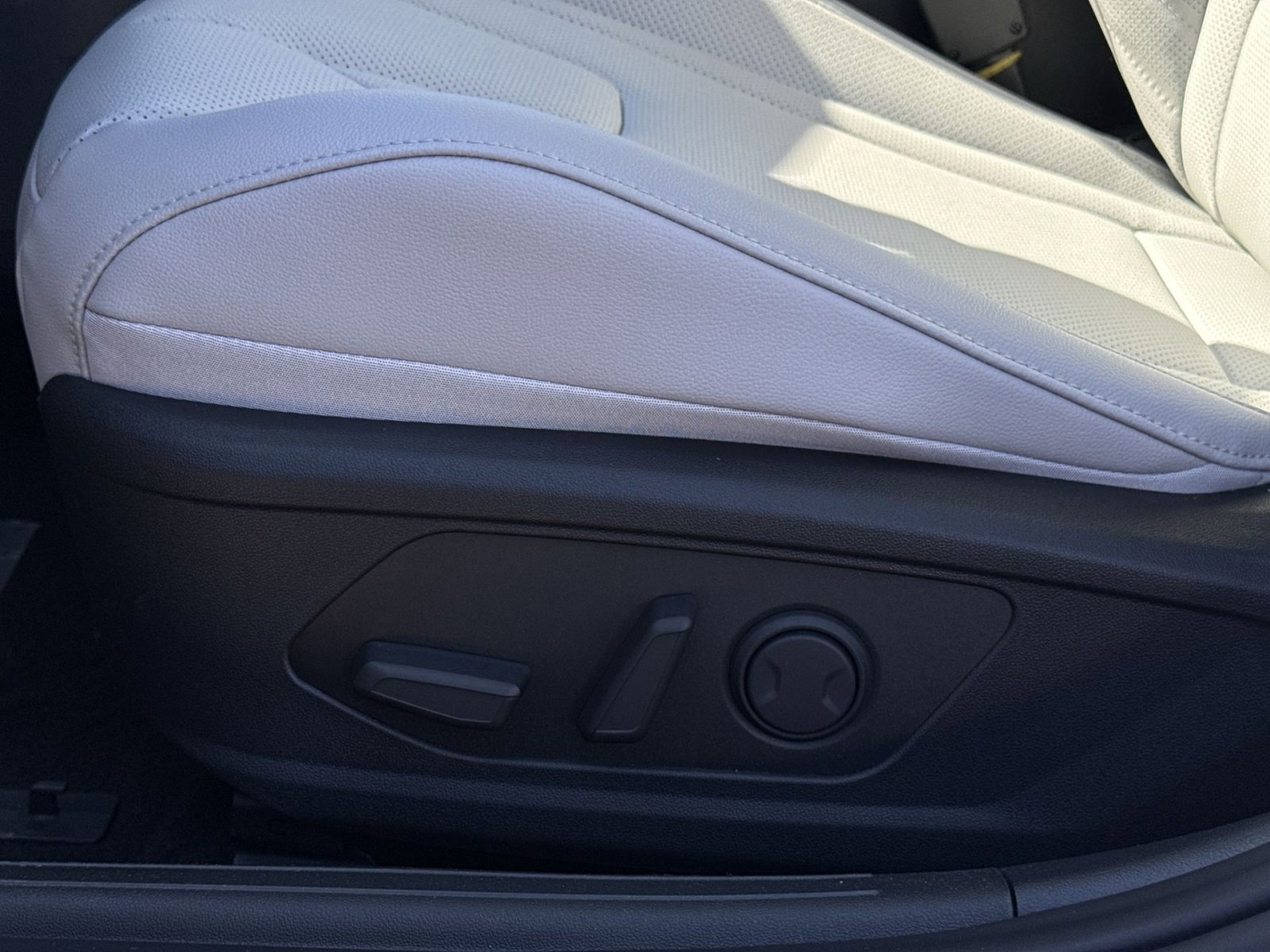 New 2026 Hyundai Elantra Limited image 14