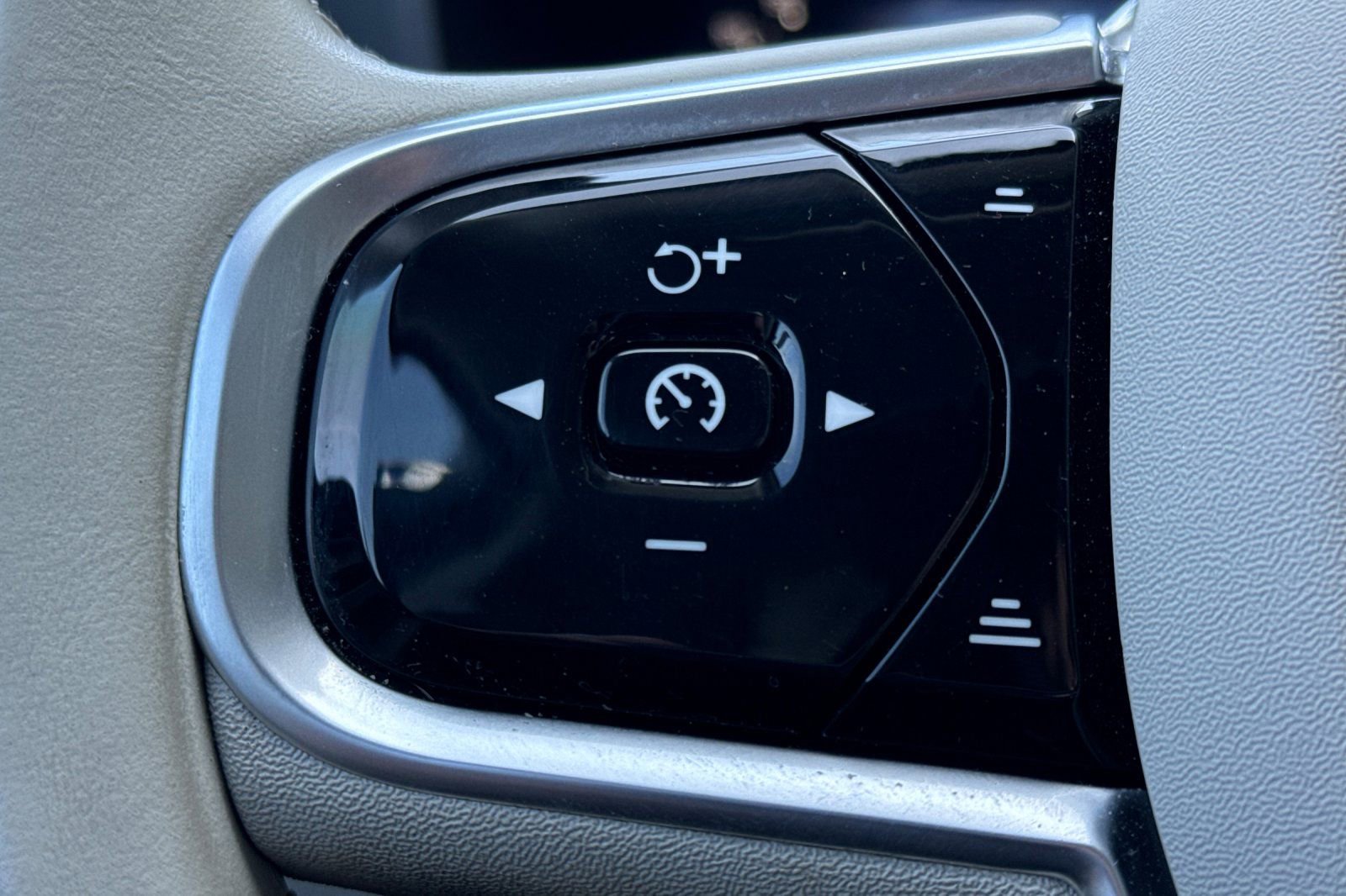 Used 2023 Volvo XC60 B5 Ultimate w/ Climate Package image 28