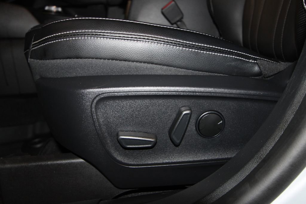 Used 2025 Ford Escape Platinum w/ Premium Technology Package image 7